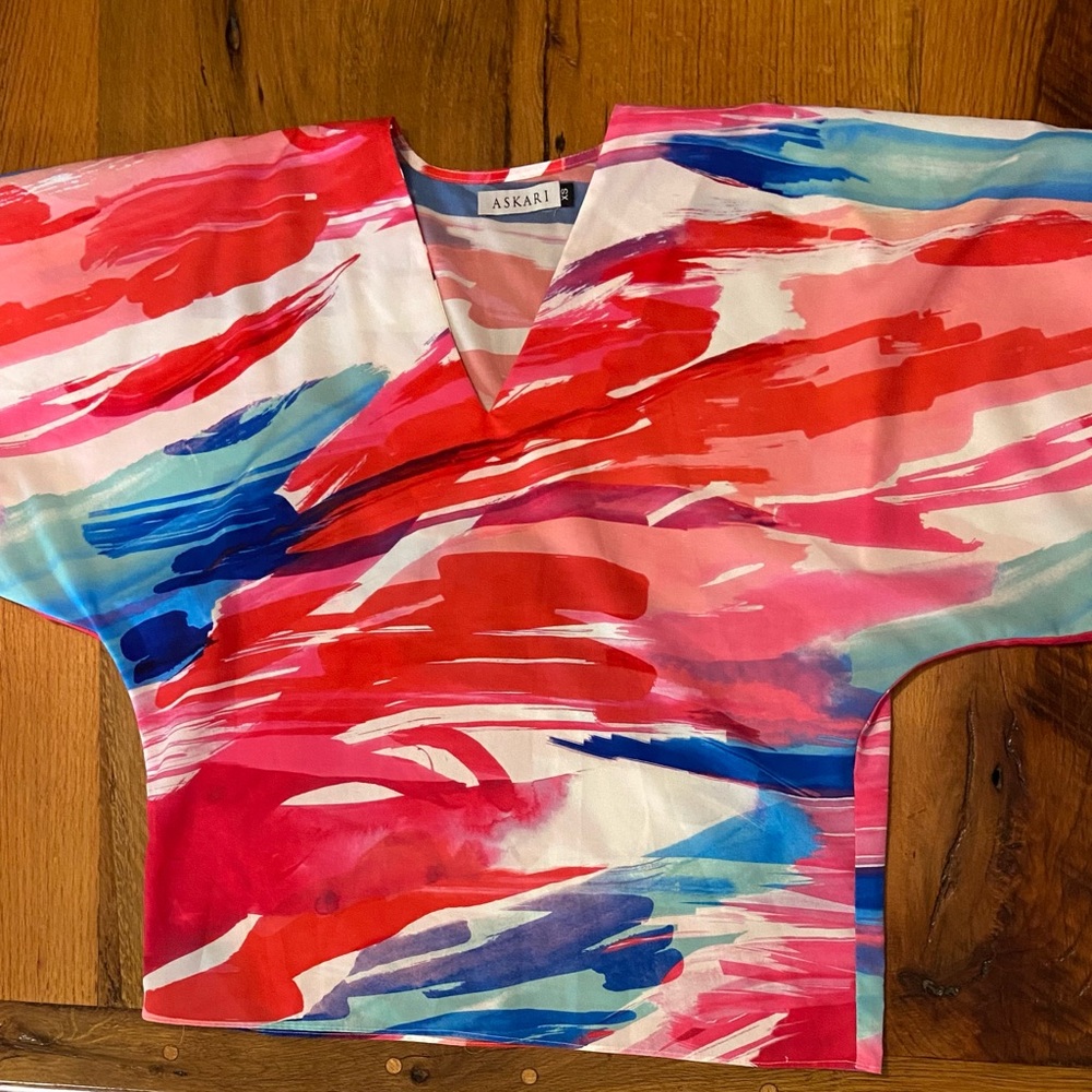 Askari Stunning V-Neck Top in a Beautiful Watercolor Print, Size XS